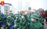 Tân binh đeo khẩu trang, kiểm tra thân nhiệt trong ngày nhập ngũ